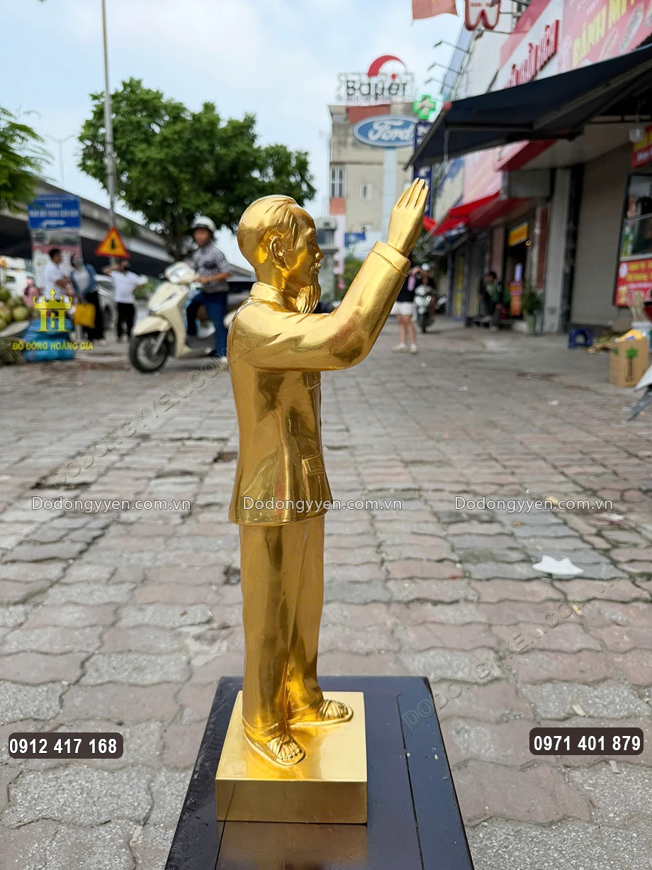 H&igrave;nh ảnh nh&igrave;n nghi&ecirc;ng của bức tượng đồng